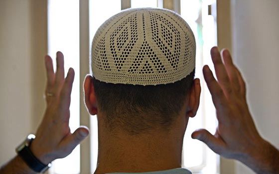 بريطانيا تحارب التطرف في سجونها بحظر صلاة الجماعة صورة رقم 1