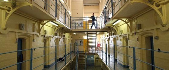 بريطانيا تحارب التطرف في سجونها بحظر صلاة الجماعة صورة رقم 4