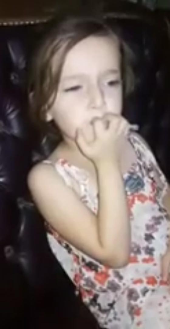 فيديو مروع.. الطيران الحربي يباغت طفلة سورية وهي تغني بعفوية صورة رقم 1