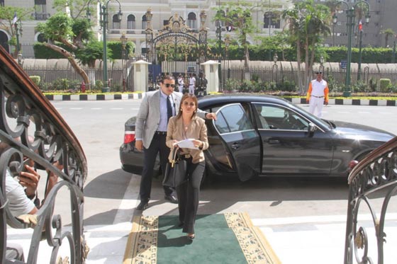 وزراء مصر.. سيارات فارهة وقصور من رخام والشعب مطالب بشد الحزام  صورة رقم 2