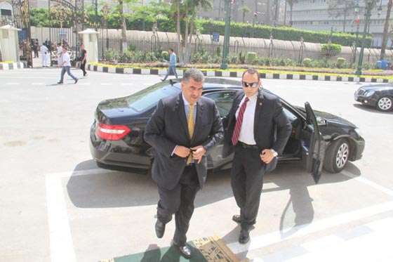 وزراء مصر.. سيارات فارهة وقصور من رخام والشعب مطالب بشد الحزام  صورة رقم 14