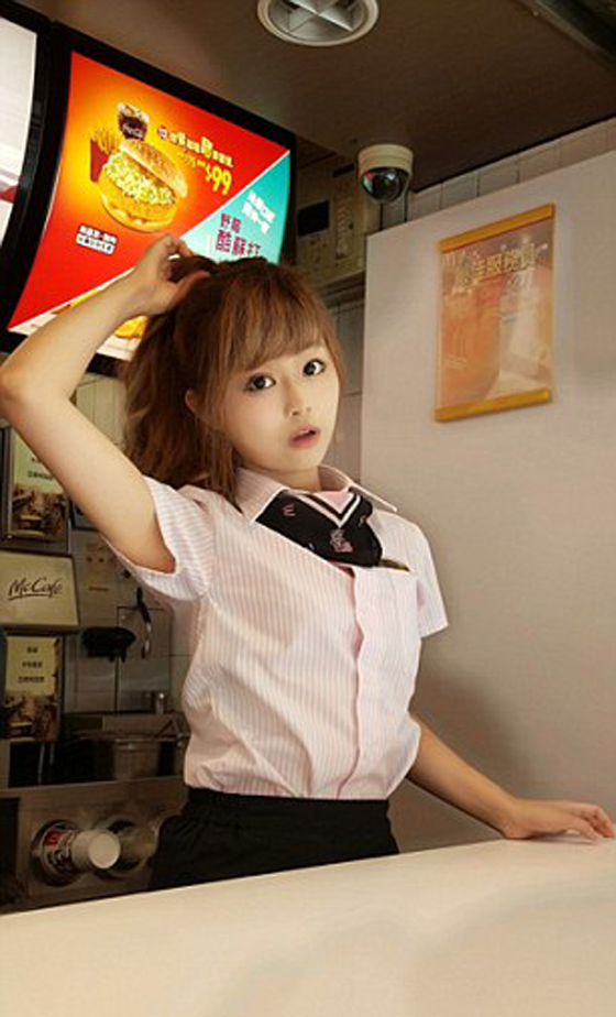  جاذبية موظفة في مطعم ماكدونالدز تجذب الزبائن من كل انحاء العالم صورة رقم 1