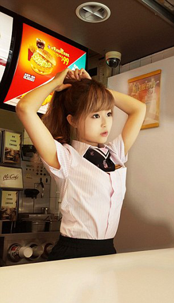  جاذبية موظفة في مطعم ماكدونالدز تجذب الزبائن من كل انحاء العالم صورة رقم 3