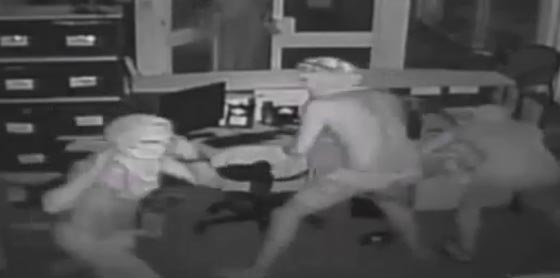  فيديو مثير.. 4 شبان يقتحمون مدرسة بواسطة التماسيح! شاهد صورة رقم 2