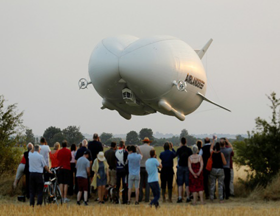 اكبر طائرة في العالم تنهي اول رحلة لها في لندن.. صور صورة رقم 4 اكبر طائرة في العالم تنهي اول رحلة لها في لندن.. صور صورة رقم 4