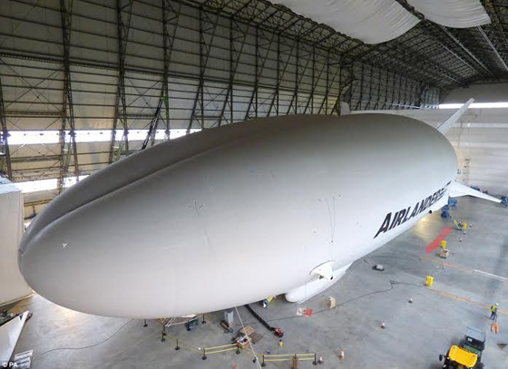 اكبر طائرة في العالم تنهي اول رحلة لها في لندن.. صور صورة رقم 5 اكبر طائرة في العالم تنهي اول رحلة لها في لندن.. صور صورة رقم 5