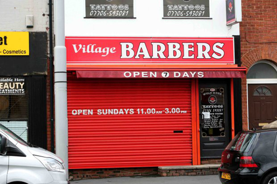 حلاق يرفض تصفيف شعر شاب صغير لهذا السبب المثير صورة رقم 1