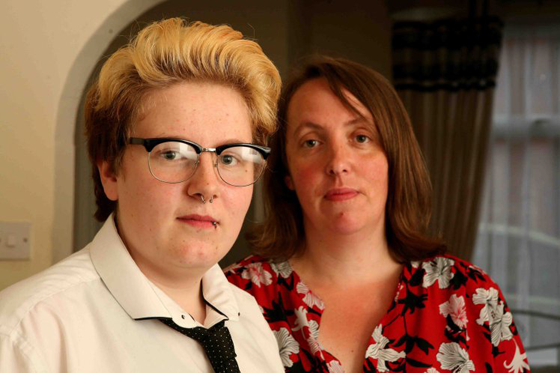 حلاق يرفض تصفيف شعر شاب صغير لهذا السبب المثير صورة رقم 2