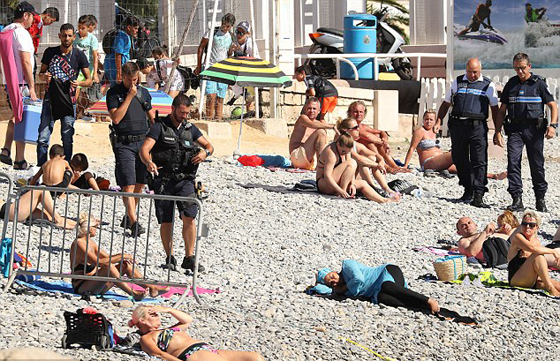 صور شرطة فرنسية تجبر مسلمة على خلع البوركيني امام اخرين!! صورة رقم 2