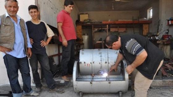 عقل مبدع.. حداد سوري يحول البراميل الفارغة الى اثاثات فارهة!! صورة رقم 2