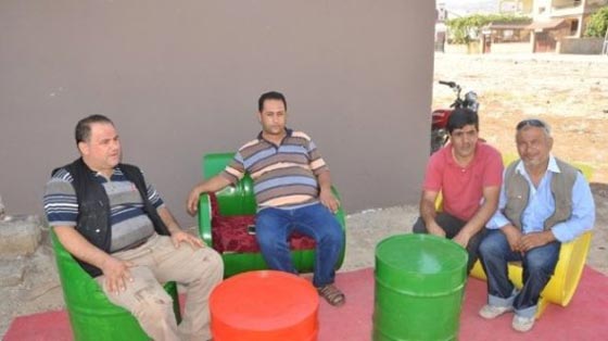 عقل مبدع.. حداد سوري يحول البراميل الفارغة الى اثاثات فارهة!! صورة رقم 3