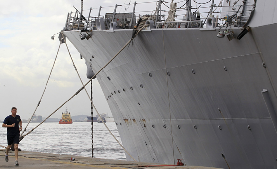 اربع سفن ايرانية تتحرش بمدمرة امريكية صورة رقم 6