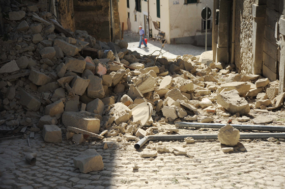 صور مريعة من الزلزال الايطالي.. انتزاع طفلة من بين انياب الغياب صورة رقم 7