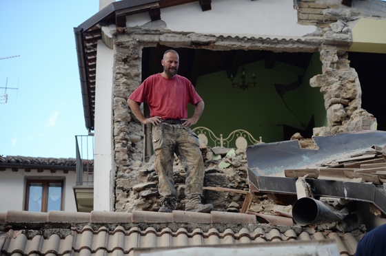 صور مريعة من الزلزال الايطالي.. انتزاع طفلة من بين انياب الغياب صورة رقم 14