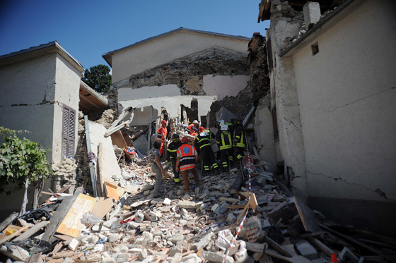 صور مريعة من الزلزال الايطالي.. انتزاع طفلة من بين انياب الغياب صورة رقم 15