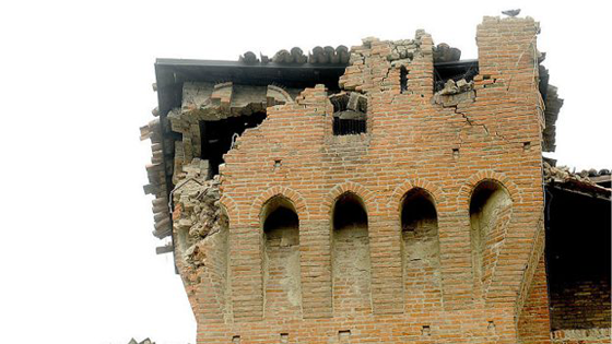 صور مريعة من الزلزال الايطالي.. انتزاع طفلة من بين انياب الغياب صورة رقم 24