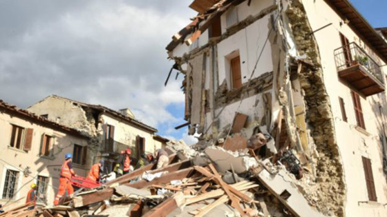 صور مريعة من الزلزال الايطالي.. انتزاع طفلة من بين انياب الغياب صورة رقم 2