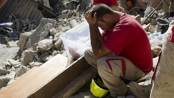 صور مريعة من الزلزال الايطالي.. انتزاع طفلة من بين انياب الغياب صورة رقم 25