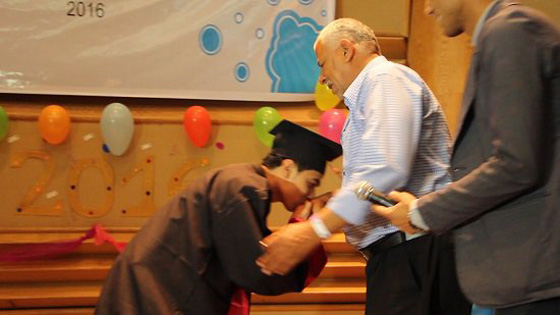 قصة مؤثرة: بالصور، توفت والدته بالسرطان فاحتفل محمد بتخرجه في المستشفى! صورة رقم 4 قصة مؤثرة: بالصور، توفت والدته بالسرطان فاحتفل محمد بتخرجه في المستشفى! صورة رقم 4