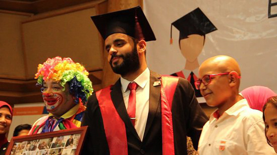 قصة مؤثرة: بالصور، توفت والدته بالسرطان فاحتفل محمد بتخرجه في المستشفى! صورة رقم 5 قصة مؤثرة: بالصور، توفت والدته بالسرطان فاحتفل محمد بتخرجه في المستشفى! صورة رقم 5