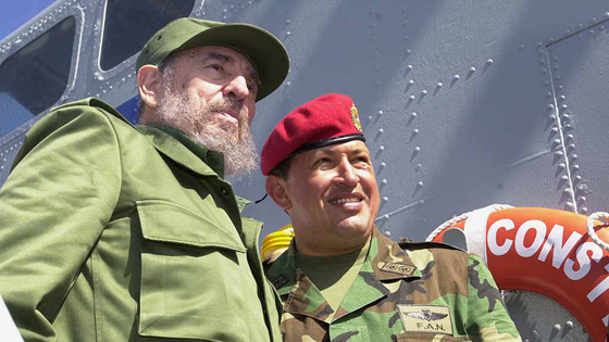 سياسيون يخاطبون العالم بملابسهم.. منهم كاسترو، القذافي وابو عمار صورة رقم 3