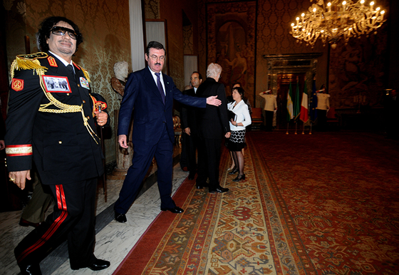 سياسيون يخاطبون العالم بملابسهم.. منهم كاسترو، القذافي وابو عمار صورة رقم 5