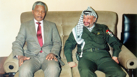 سياسيون يخاطبون العالم بملابسهم.. منهم كاسترو، القذافي وابو عمار صورة رقم 8