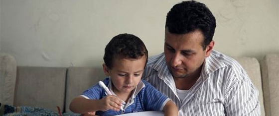 حنان لاجئ تجاه ابنه يحوله من طبيب قلب الى حمال وعامل حياكة!! صورة رقم 1