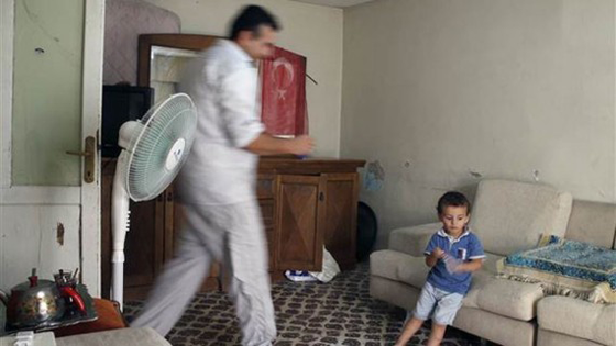 حنان لاجئ تجاه ابنه يحوله من طبيب قلب الى حمال وعامل حياكة!! صورة رقم 3