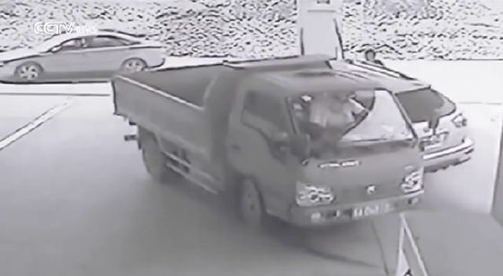 دهس، اصطدام وشبه كارثة.. جراء قيادة متهورة صورة رقم 4