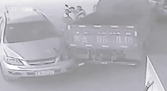 دهس، اصطدام وشبه كارثة.. جراء قيادة متهورة صورة رقم 5