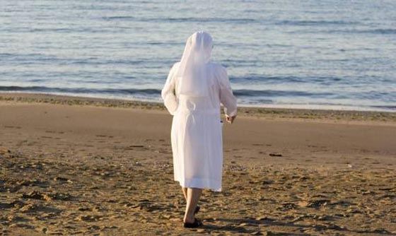  اغلاق حساب إمام فلورنسا صاحب صور الراهبات على الشاطئ صورة رقم 3