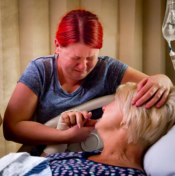 صور جدة تلد حفيدها بدلا من ابنتها المصابة بالسرطان صورة رقم 2 صور جدة تلد حفيدها بدلا من ابنتها المصابة بالسرطان صورة رقم 2