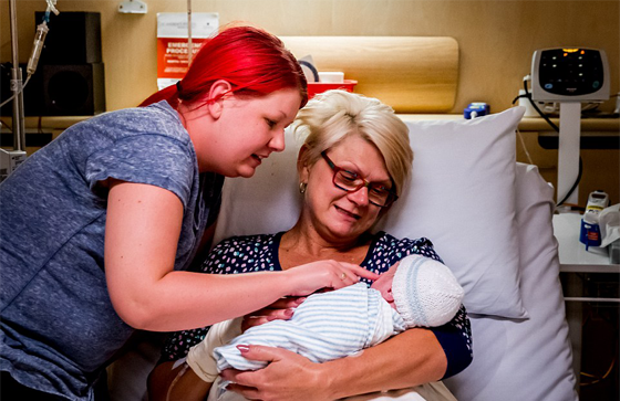 صور جدة تلد حفيدها بدلا من ابنتها المصابة بالسرطان صورة رقم 1 صور جدة تلد حفيدها بدلا من ابنتها المصابة بالسرطان صورة رقم 1