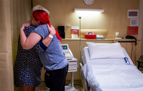 صور جدة تلد حفيدها بدلا من ابنتها المصابة بالسرطان صورة رقم 12 صور جدة تلد حفيدها بدلا من ابنتها المصابة بالسرطان صورة رقم 12