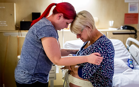 صور جدة تلد حفيدها بدلا من ابنتها المصابة بالسرطان صورة رقم 13 صور جدة تلد حفيدها بدلا من ابنتها المصابة بالسرطان صورة رقم 13