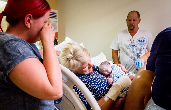 صور جدة تلد حفيدها بدلا من ابنتها المصابة بالسرطان صورة رقم 3 صور جدة تلد حفيدها بدلا من ابنتها المصابة بالسرطان صورة رقم 3