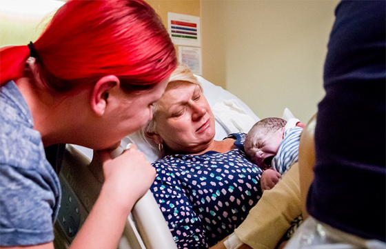 صور جدة تلد حفيدها بدلا من ابنتها المصابة بالسرطان صورة رقم 4 صور جدة تلد حفيدها بدلا من ابنتها المصابة بالسرطان صورة رقم 4