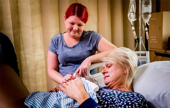 صور جدة تلد حفيدها بدلا من ابنتها المصابة بالسرطان صورة رقم 7 صور جدة تلد حفيدها بدلا من ابنتها المصابة بالسرطان صورة رقم 7