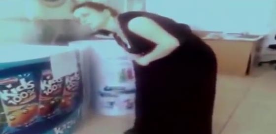  فيديو مثير.. شاهد ماذا كانت تخفي هذه المرأة تحت ملابسها صورة رقم 2