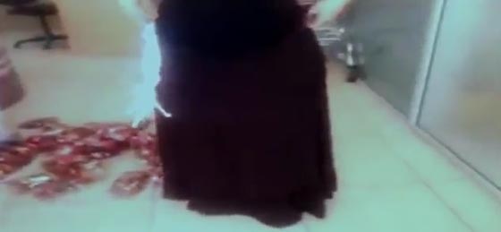  فيديو مثير.. شاهد ماذا كانت تخفي هذه المرأة تحت ملابسها صورة رقم 3