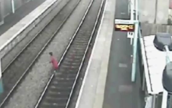 فيديو مثير.. شاب يعترض طريق قطار فاته فكانت النتيجة اعتقاله!! صورة رقم 1