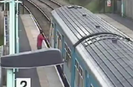 فيديو مثير.. شاب يعترض طريق قطار فاته فكانت النتيجة اعتقاله!! صورة رقم 3