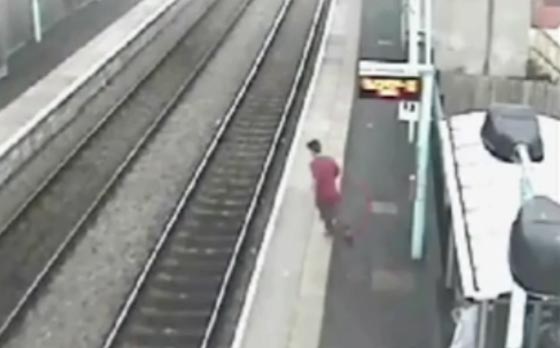 فيديو مثير.. شاب يعترض طريق قطار فاته فكانت النتيجة اعتقاله!! صورة رقم 4