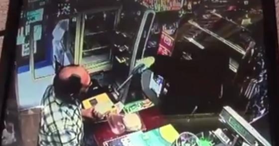  تاجر شجاع يجبر لصا مسلحا بسكين على الهرب.. فيديو صورة رقم 1