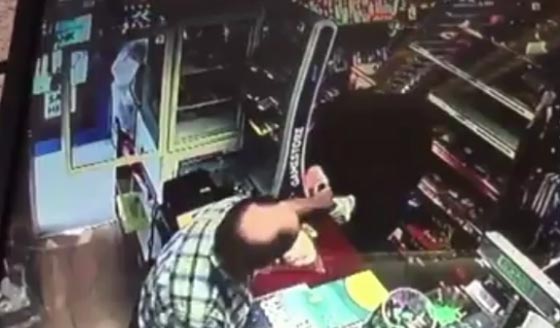  تاجر شجاع يجبر لصا مسلحا بسكين على الهرب.. فيديو صورة رقم 2