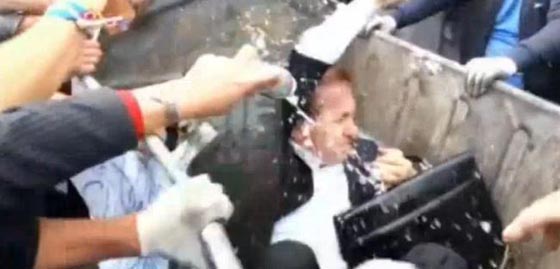 اوكرانيون يلقون الوزراء والمسؤولين الفاسدين في حاويات القمامة.. فيديو صورة رقم 3