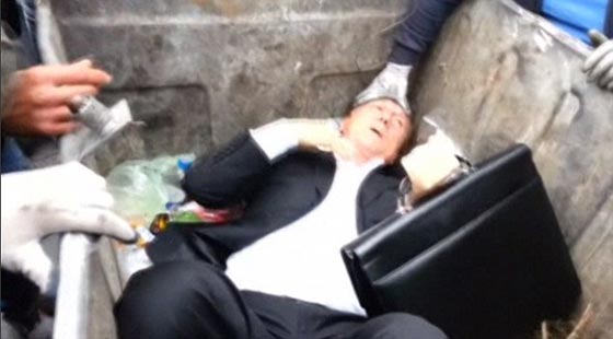 اوكرانيون يلقون الوزراء والمسؤولين الفاسدين في حاويات القمامة.. فيديو صورة رقم 4