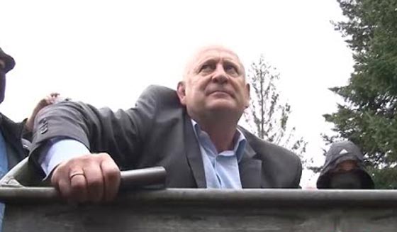 اوكرانيون يلقون الوزراء والمسؤولين الفاسدين في حاويات القمامة.. فيديو صورة رقم 7