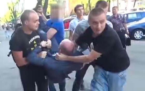 اوكرانيون يلقون الوزراء والمسؤولين الفاسدين في حاويات القمامة.. فيديو صورة رقم 8